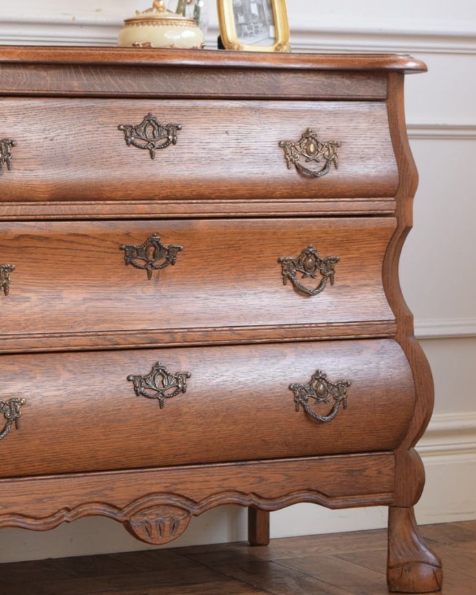 アンティークのチェスト アンティーク家具 コモード 「見せる収納」だから、置く場所を選びません!チェストと言ってもデザインがステキだから、収納だけじゃなくて見ても楽しめる家具なんです。(j-2722-f)