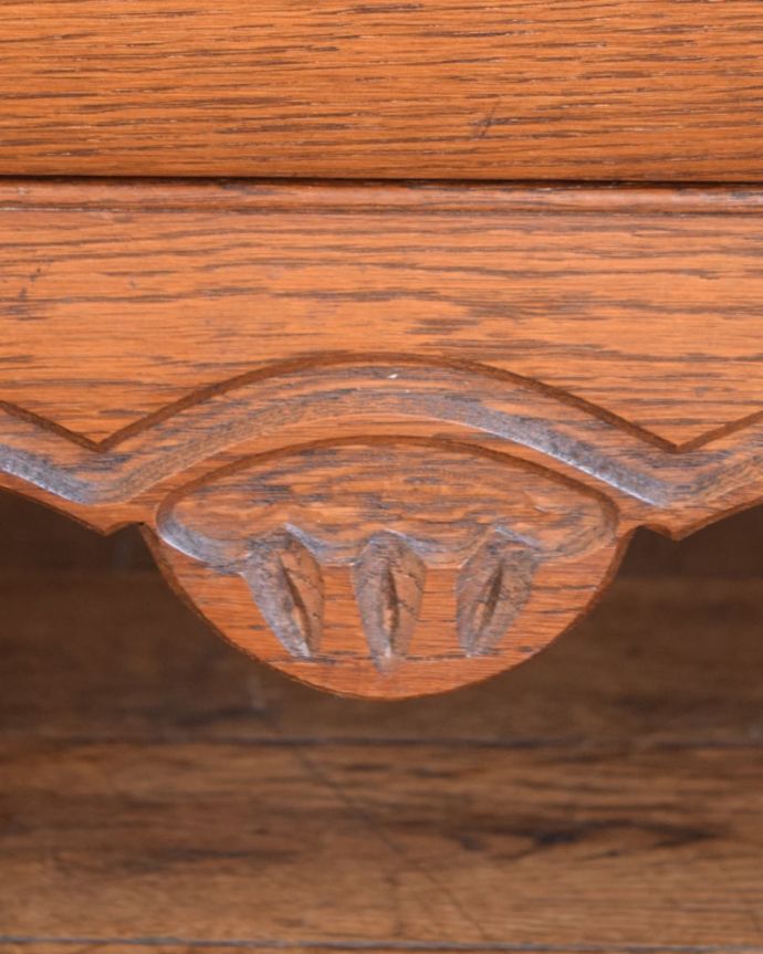 アンティークのチェスト アンティーク家具 コモード フランスらしい彫りフランスらしさの象徴とも言える、優雅な彫りの装飾。(j-2722-f)