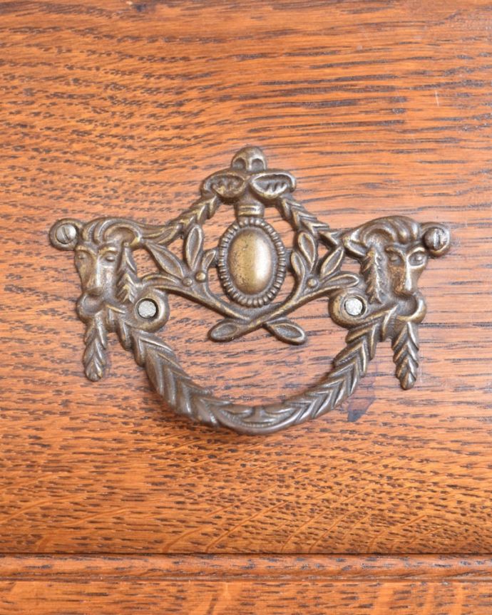 アンティークのチェスト アンティーク家具 コモード 開ける度にワクワクする取っ手フランスらしい優雅なデザインは取っ手にも。(j-2722-f)