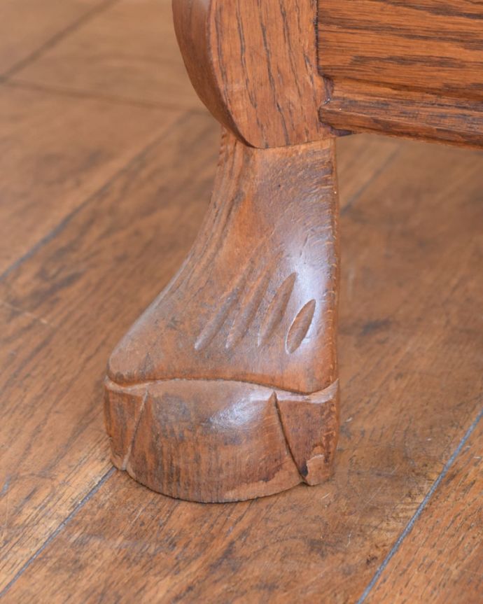 アンティークのチェスト アンティーク家具 コモード 女性1人でラクラク運べちゃう仕掛けHandleのアンティークは、脚の裏にフェルトキーパーをお付けしています。(j-2722-f)