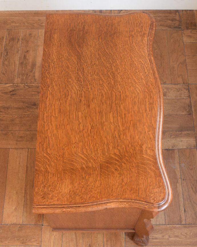 アンティークのチェスト アンティーク家具 コモード 何を置こうかな・・・?上から見ると、天板はこんな感じで塗装もキレイに仕上げました。(j-2722-f)