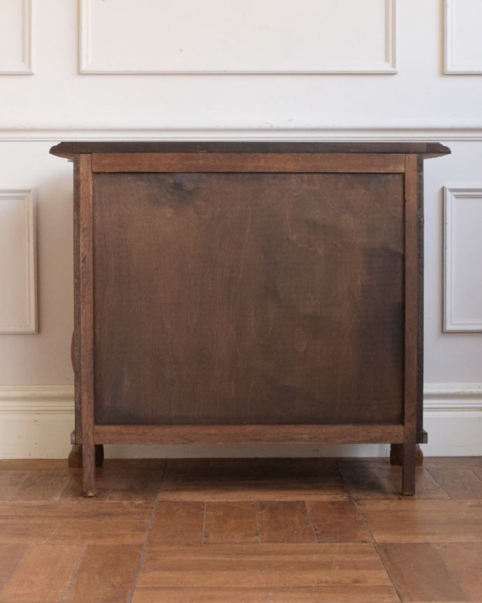 アンティークのチェスト アンティーク家具 コモード 修復したので後姿もキレイですアンティークは新品ではないので、もちろん経年変化によるキズはありますが、専門の職人がキレイに修復したので、後ろ姿もキレイです。(j-2722-f)