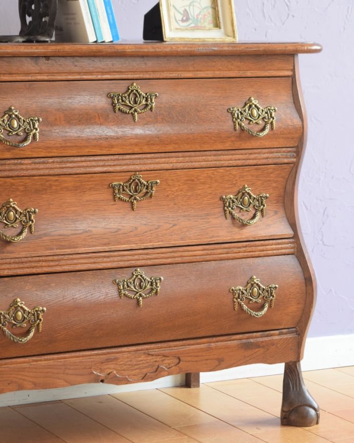 アンティークのチェスト アンティーク家具 コモード 「見せる収納」だから、置く場所を選びません!チェストと言ってもデザインがステキだから、収納だけじゃなくて見ても楽しめる家具なんです。(j-2723-f)