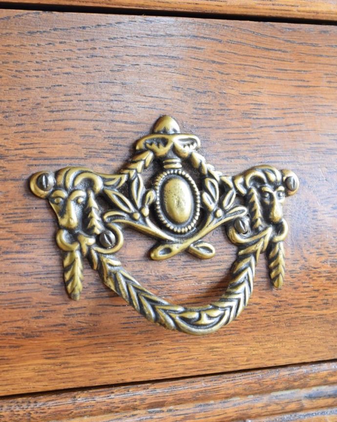 アンティークのチェスト アンティーク家具 コモード 開ける度にワクワクする取っ手フランスらしい優雅なデザインは取っ手にも。(j-2723-f)