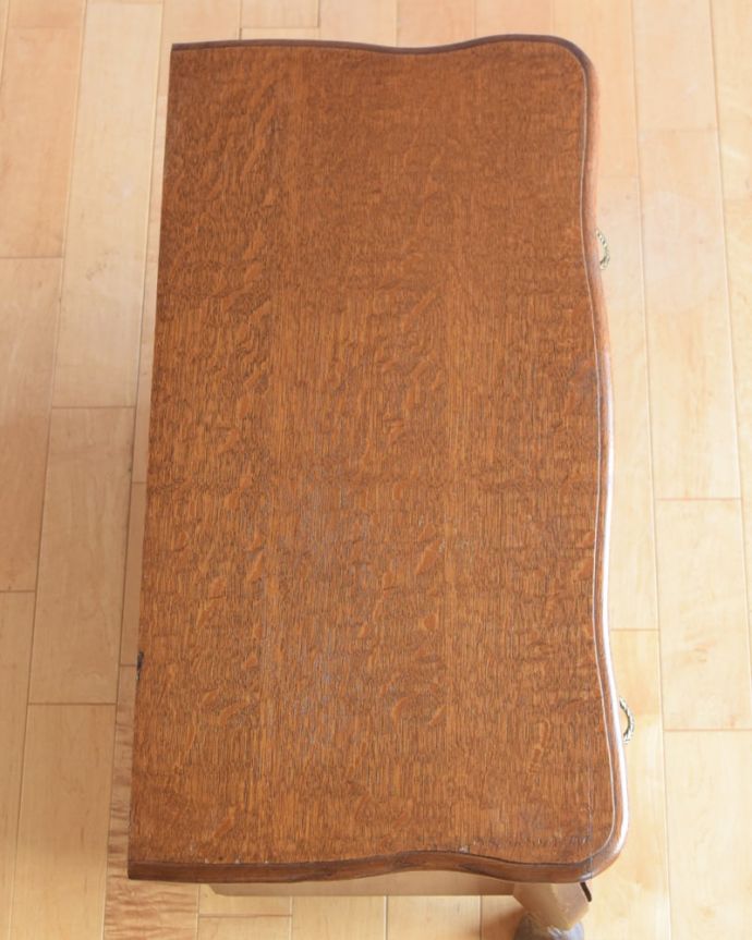 アンティークのチェスト アンティーク家具 コモード 何を置こうかな・・・?上から見ると、天板はこんな感じで塗装もキレイに仕上げました。(j-2723-f)