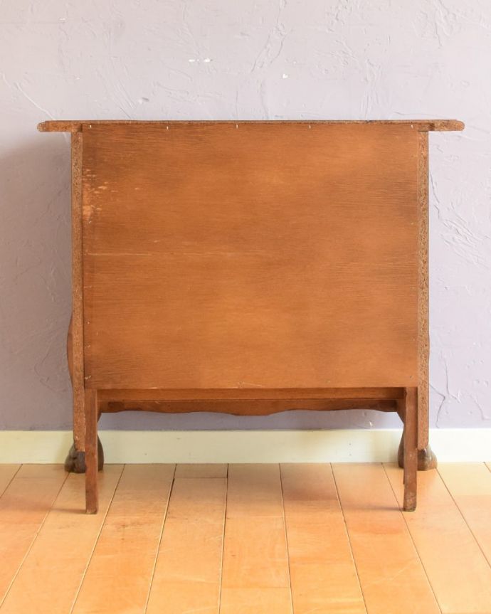 アンティークのチェスト アンティーク家具 コモード 修復したので後姿もキレイですアンティークは新品ではないので、もちろん経年変化によるキズはありますが、専門の職人がキレイに修復したので、後ろ姿もキレイです。(j-2723-f)