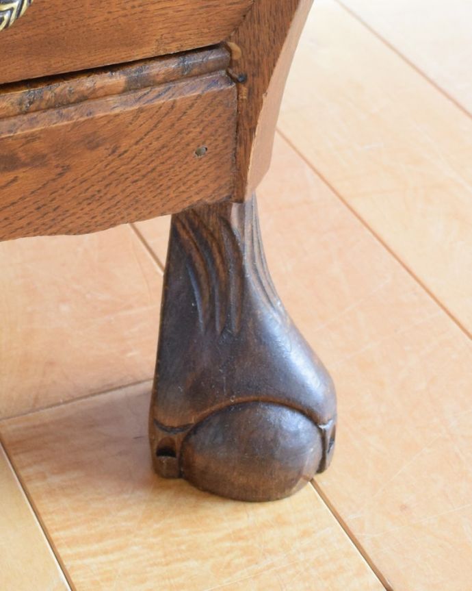 アンティークのチェスト アンティーク家具 コモード 女性1人でラクラク運べちゃう仕掛けHandleのアンティークは、脚の裏にフェルトキーパーをお付けしています。(j-2723-f)