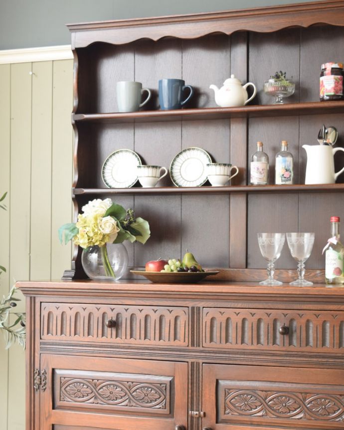 アンティーク家具らしさが漂うオープンシェルフ