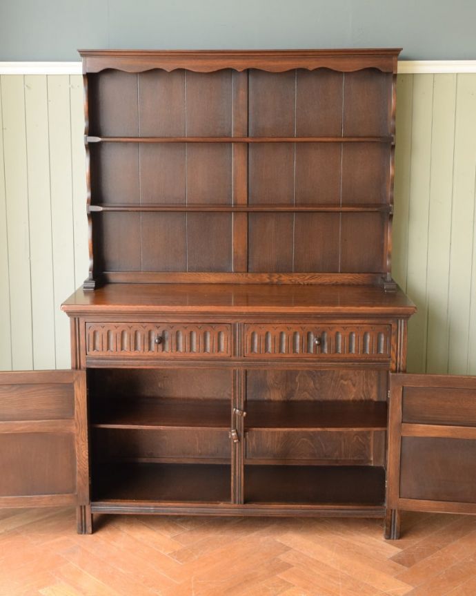 アンティークキャビネットの扉の中