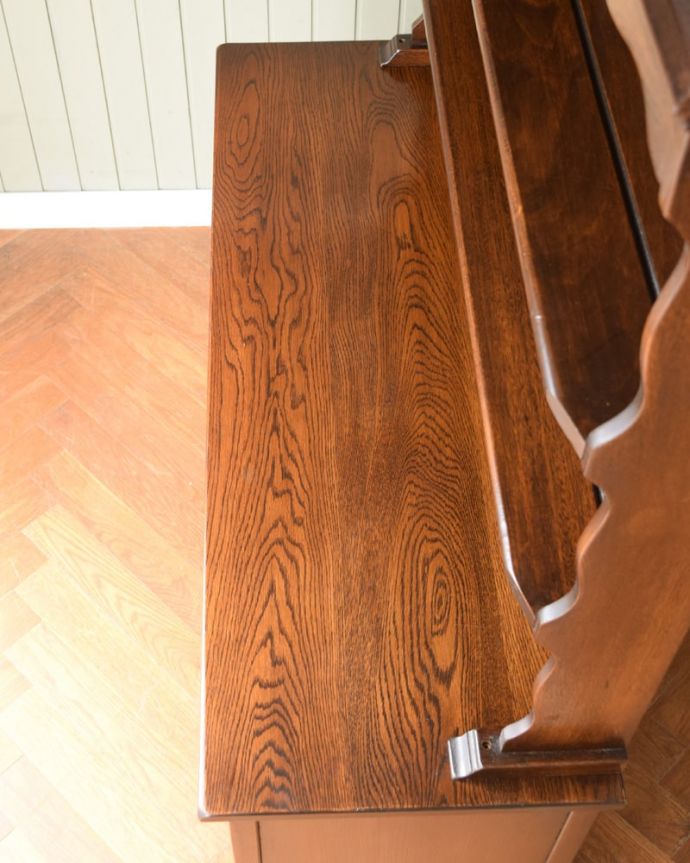 アンティークのオープンシェルフの天板