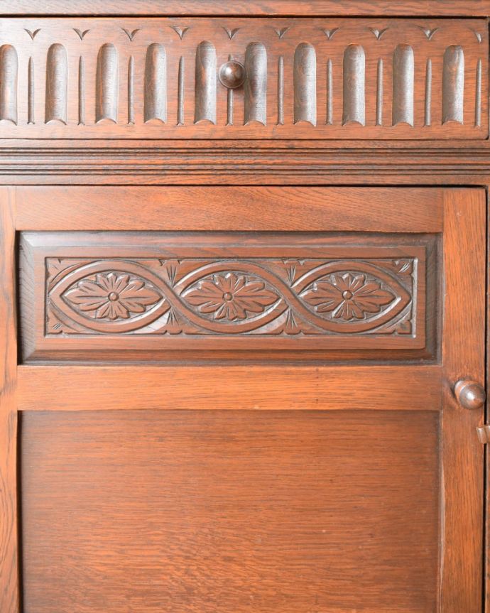 英国アンティーク家具らしい装飾