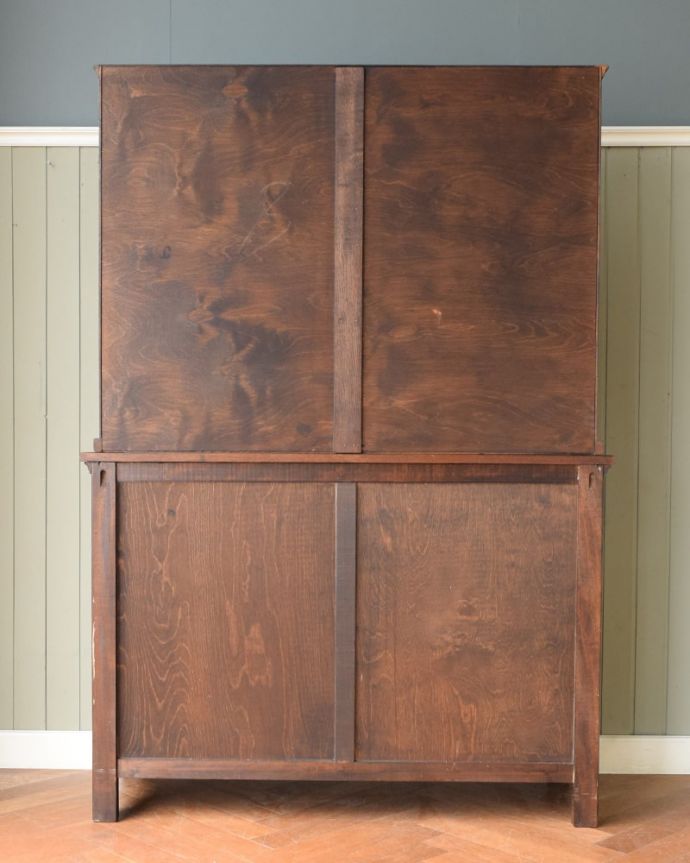 キャビネットの後ろ姿