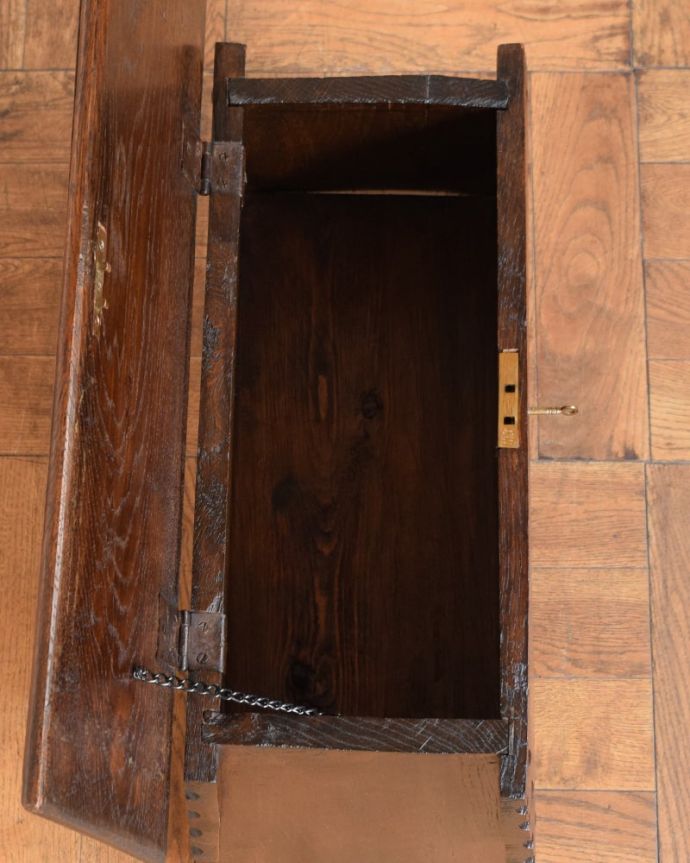 ブランケットボックス・収納ボックス　アンティーク家具　コファー　フタを開くと･･･本やクッション、ブランケットなど、リビングで散らかっているものをたっぷり収納できます。(j-2725-f)