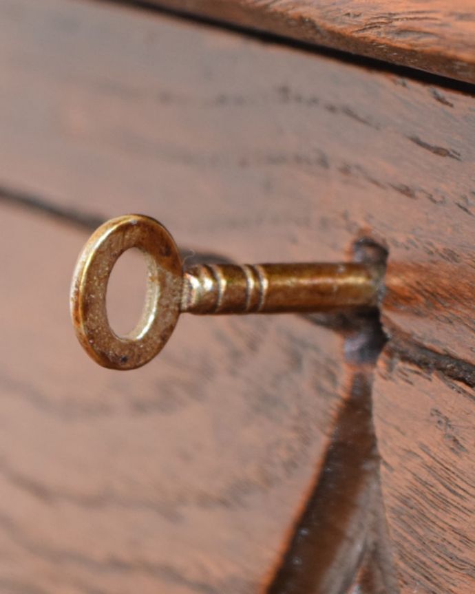 ブランケットボックス・収納ボックス　アンティーク家具　コファー　鍵を使って開けてみましょうアンティークの鍵が付いています。(j-2725-f)