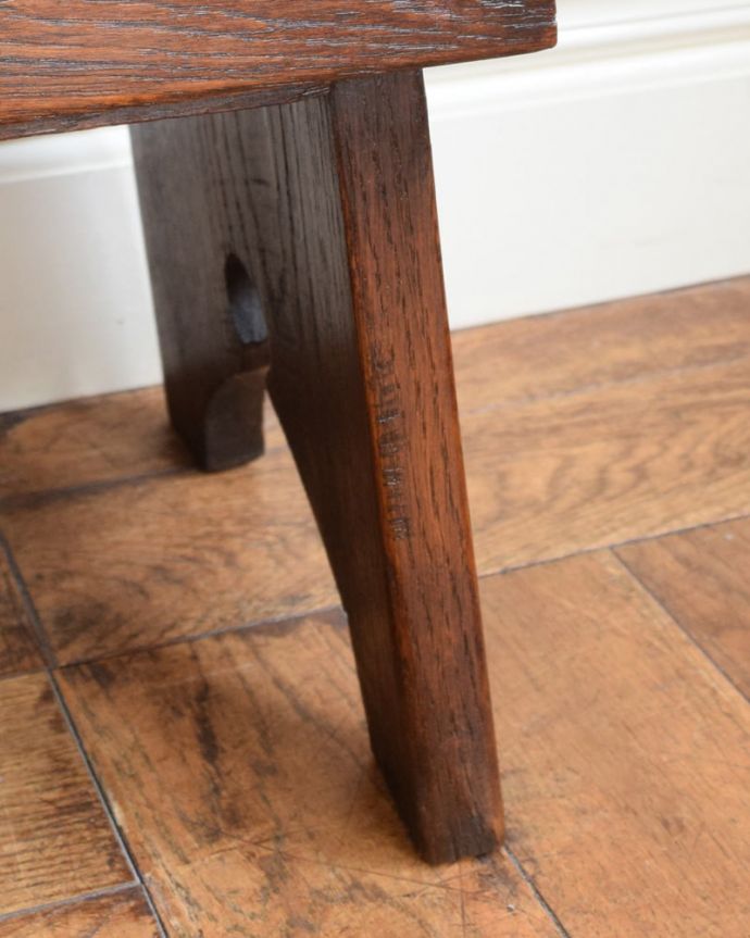 ブランケットボックス・収納ボックス　アンティーク家具　コファー　女性1人でラクラク運べちゃう仕掛けHandleのアンティークは、脚の裏にフェルトキーパーをお付けしています。(j-2725-f)