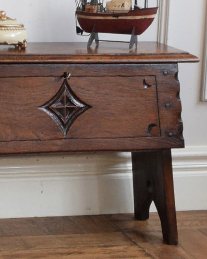 ブランケットボックス・収納ボックス　アンティーク家具　コファー　アンティークらしい彫りの美しさが魅力豪華な彫りの美しさがアンティークらしい雰囲気。(j-2725-f)