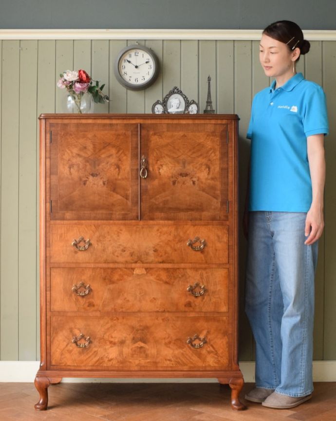 英国アンティークのキャビネット