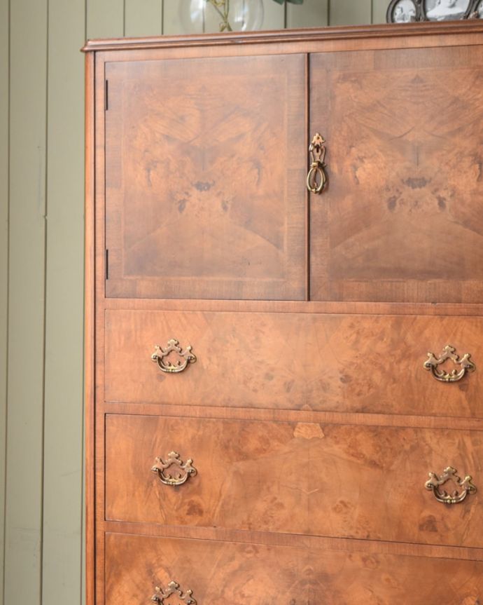 アンティーク家具らしい美しい杢目