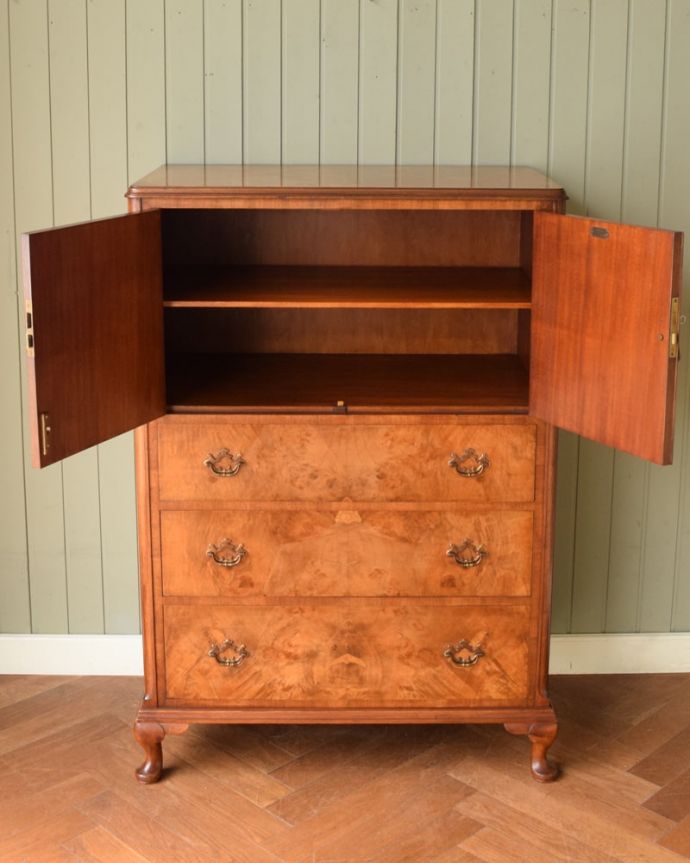 アンティークキャビネットの扉の中