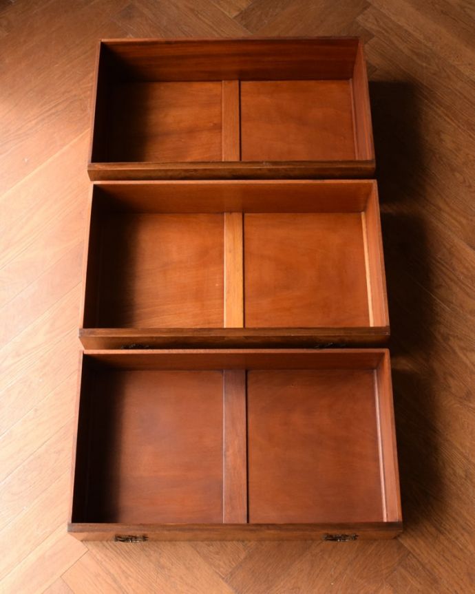 アンティークのチェスト　アンティーク家具　チェスト　キレイに修復したので、何を入れてもOK！もちろん引き出しの中も専門の職人が時間をかけてキレイに修復しました。(j-2726-f)