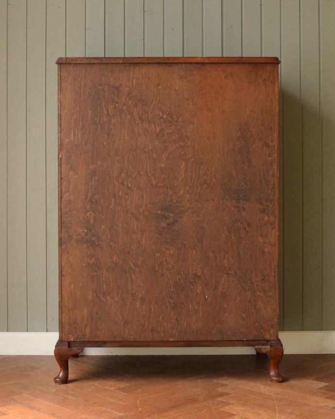 カップボードチェストの後ろ姿