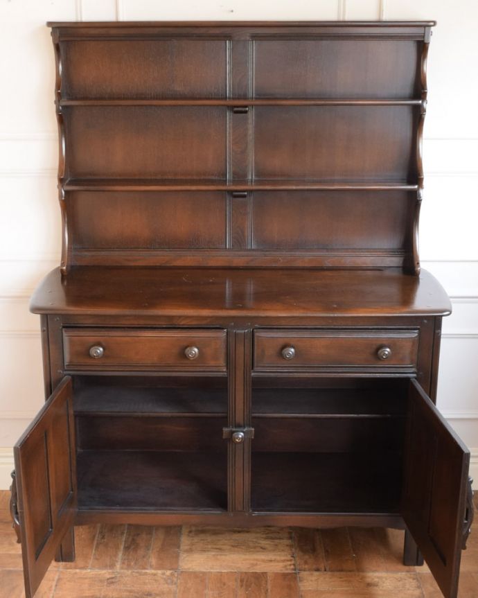 アーコールのキャビネットの扉の中