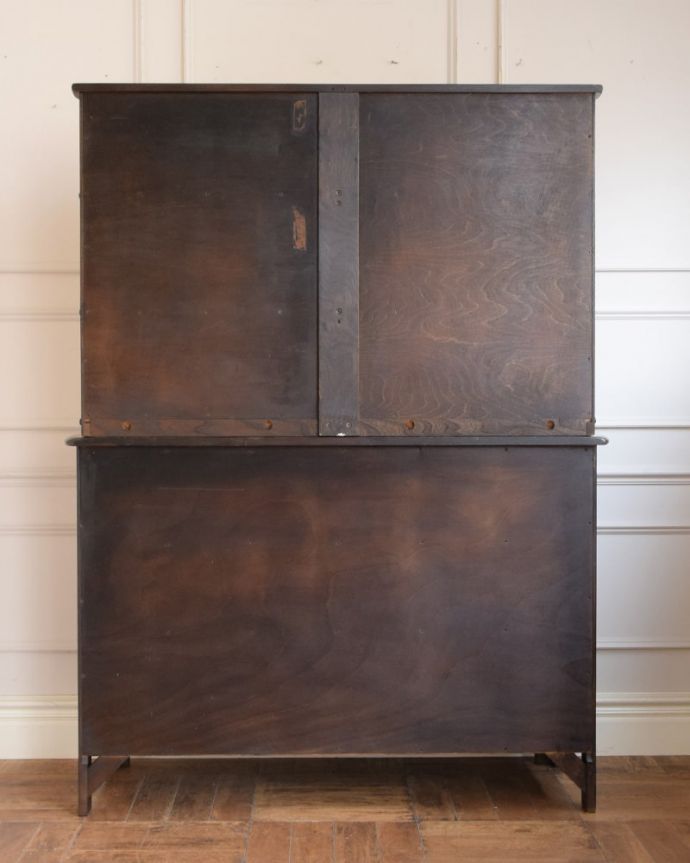 ビンテージキャビネットの後ろ姿