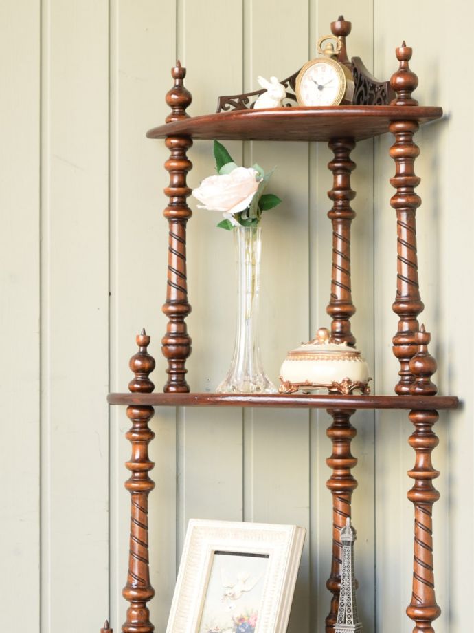 アンティークのオープンシェルフ