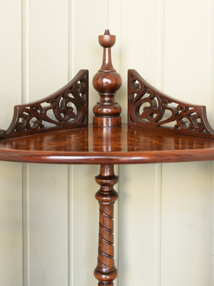 アンティーク家具らしい装飾