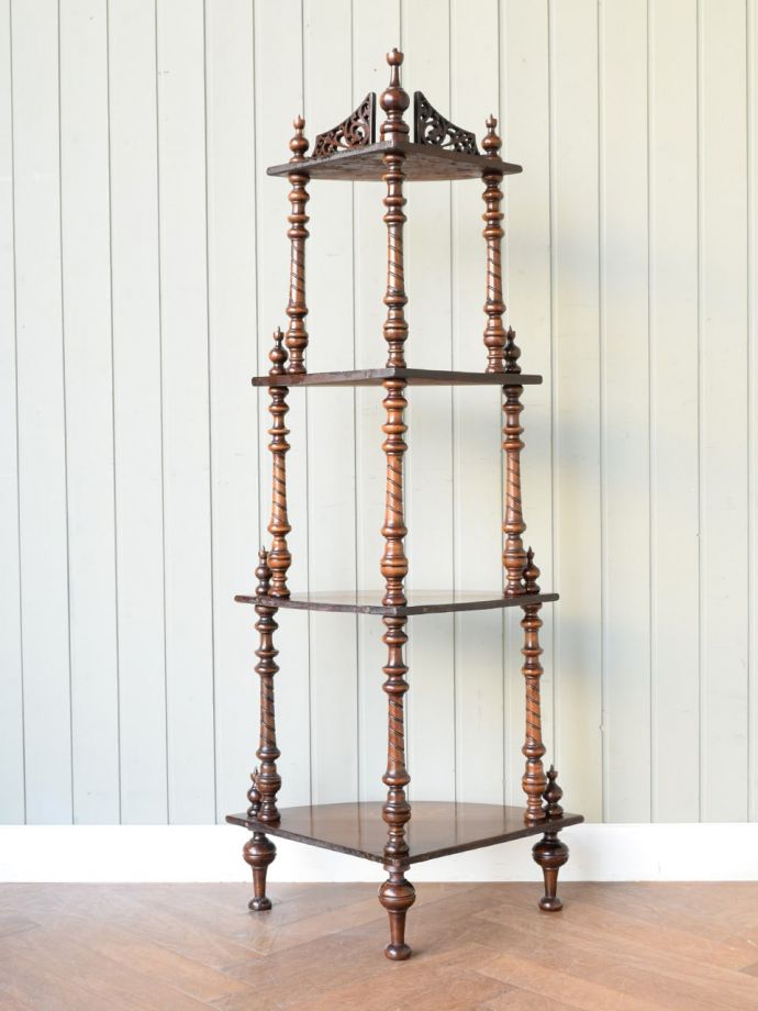 キャビネットの後ろ姿