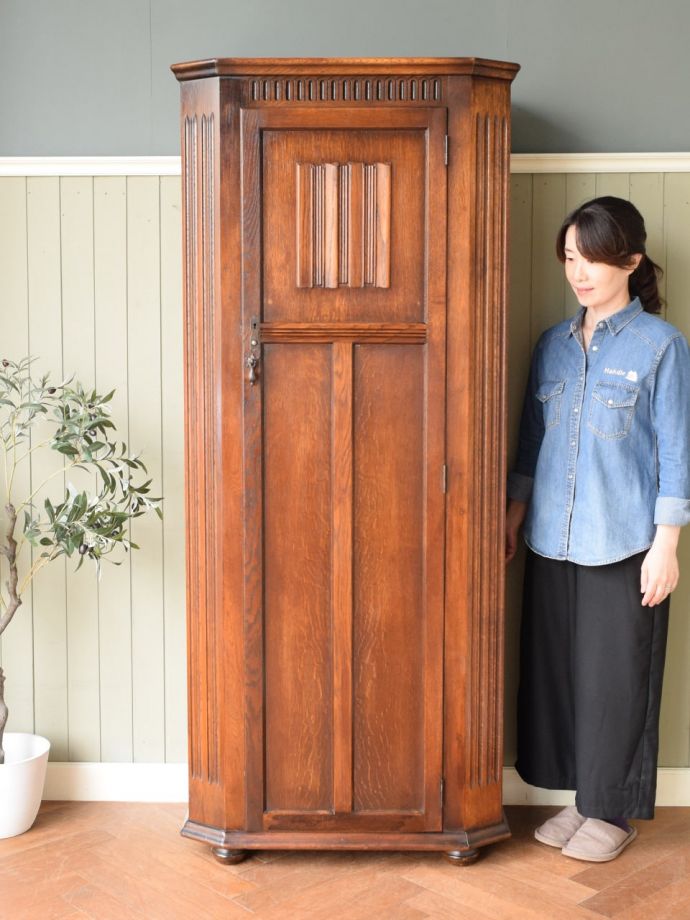 英国アンティークのワードローブ
