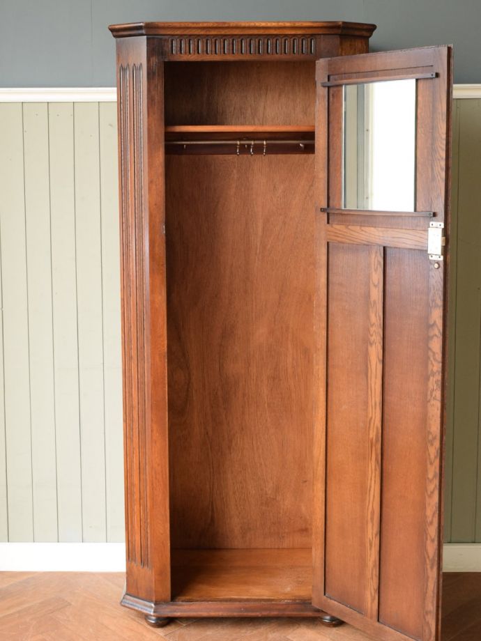 ワードローブの扉の中