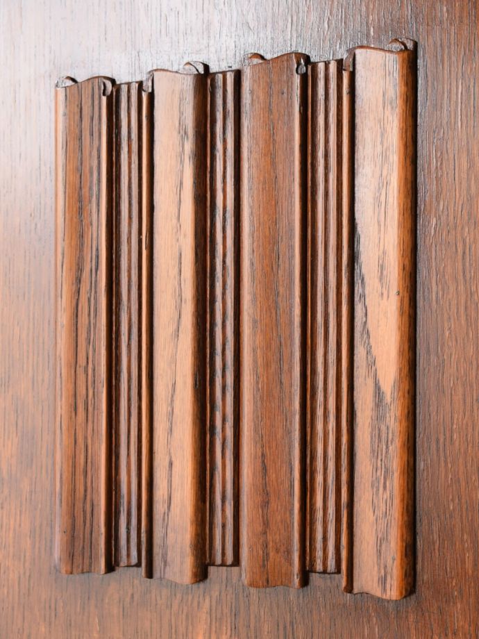 英国アンティーク家具らしい彫