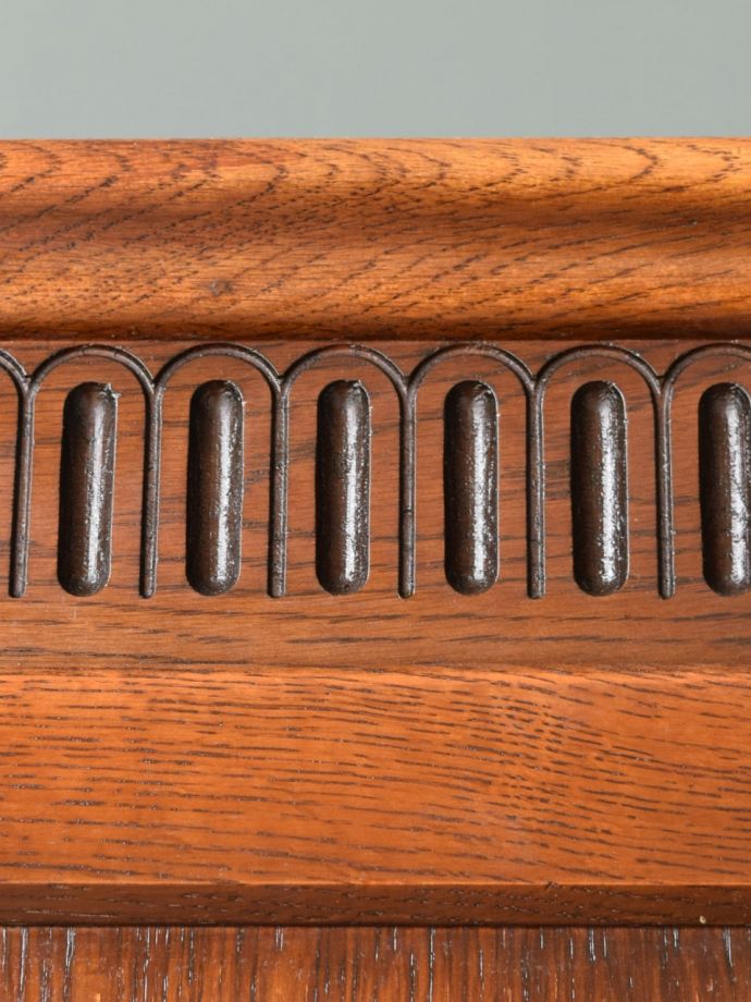 英国アンティーク家具らしい装飾