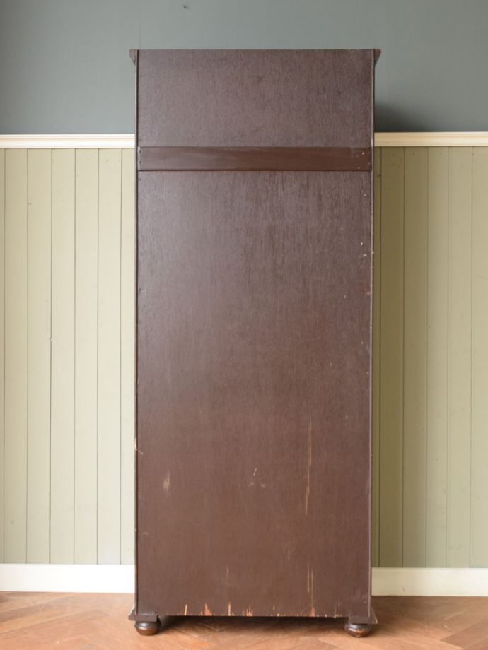 ワードローブの後ろ姿