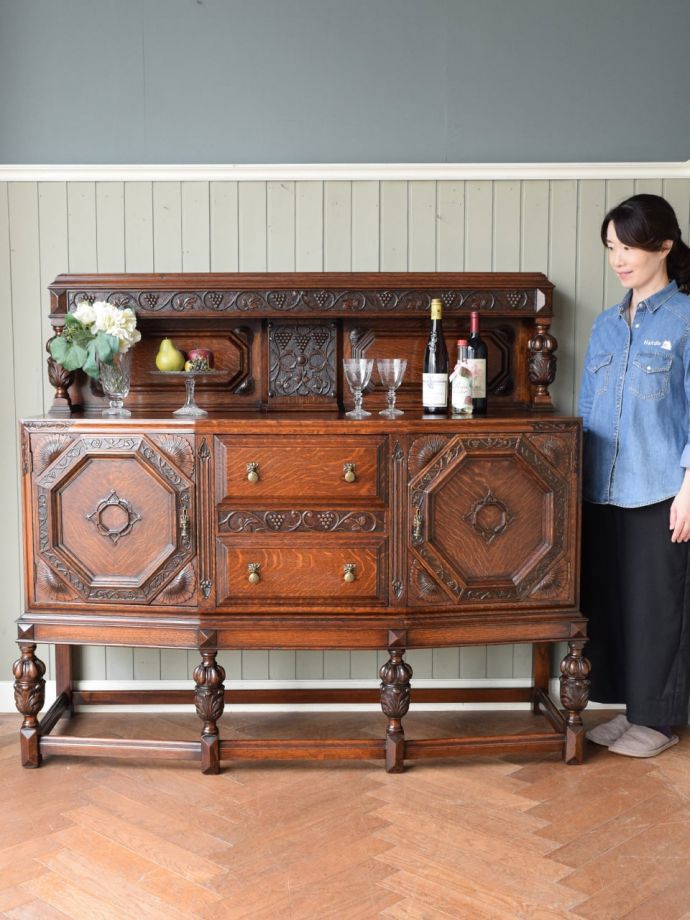 英国アンティークのサイドボード