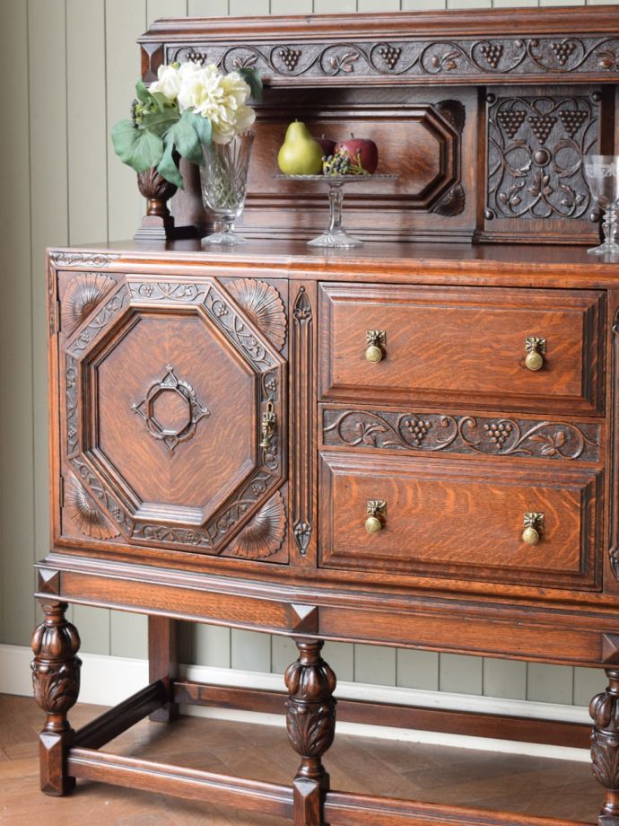 アンティーク家具らしさが漂うサイドボード