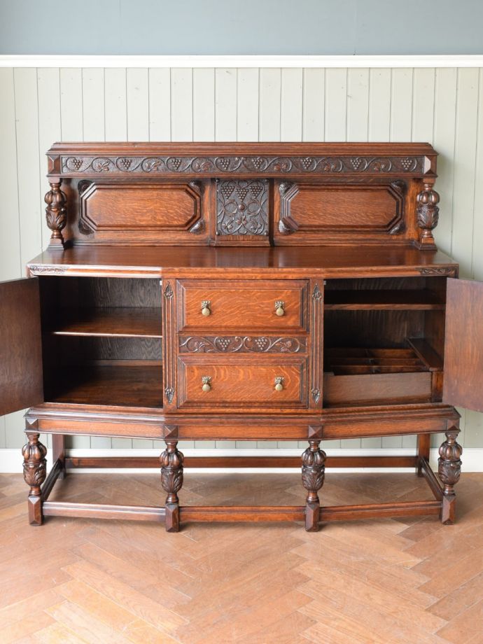 アンティークキャビネットの扉の中