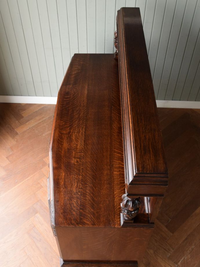 アンティークのサイドボードの天板