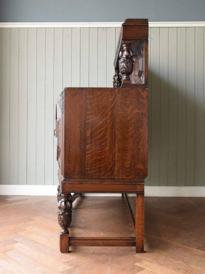 サイドボードの側面