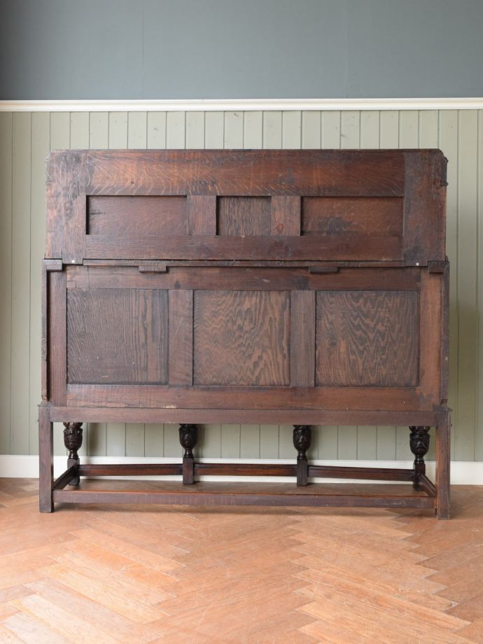 キャビネットの後ろ姿