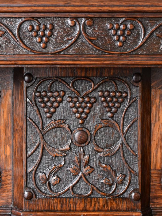 英国アンティーク家具らしい装飾