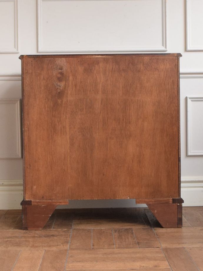 チェストの後ろ姿