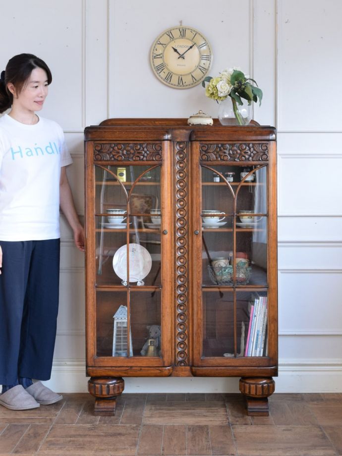アンティークのキャビネット　アンティーク家具　ブックケース　英国らしい堂々とした風格のあるガラスキャビネット重厚感ある佇まいで、落ち着いた雰囲気を演出してくれる英国のキャビネット。(j-2732-f)