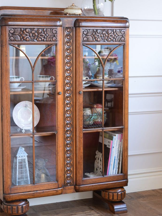 アンティークのキャビネット　アンティーク家具　ブックケース　ガラス越しに中をのぞいてみると･･･アンティークのガラスを通して中に入っているものを見ると、なんだかちょっと高級に見えるんです。(j-2732-f)