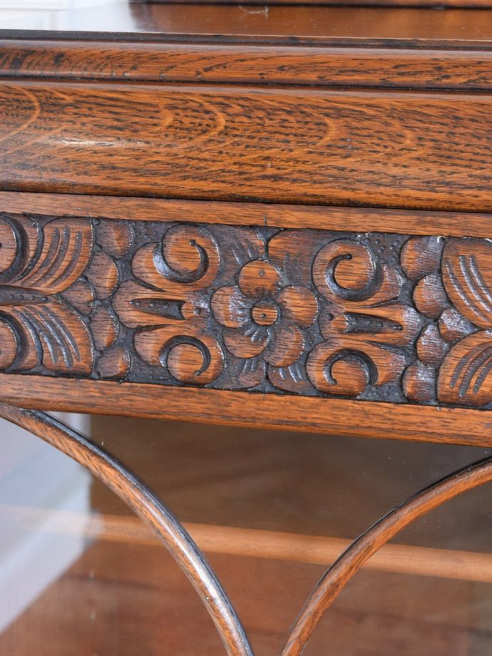 アンティークのキャビネット　アンティーク家具　ブックケース　惚れ惚れしちゃう美しさこんなに堅い無垢材に一体どうやって彫ったんだろう？と不思議になるくらい細かい彫にうっとりです。(j-2732-f)