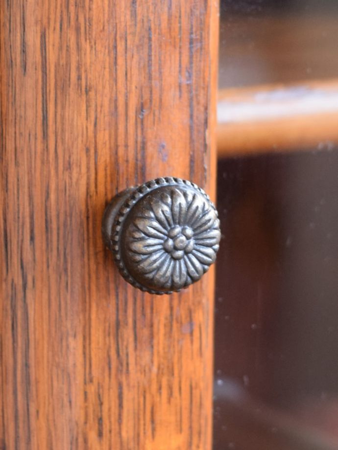 アンティークのキャビネット　アンティーク家具　ブックケース　開ける度にワクワクアンティーク家具は取っ手もカッコイイんです。(j-2732-f)