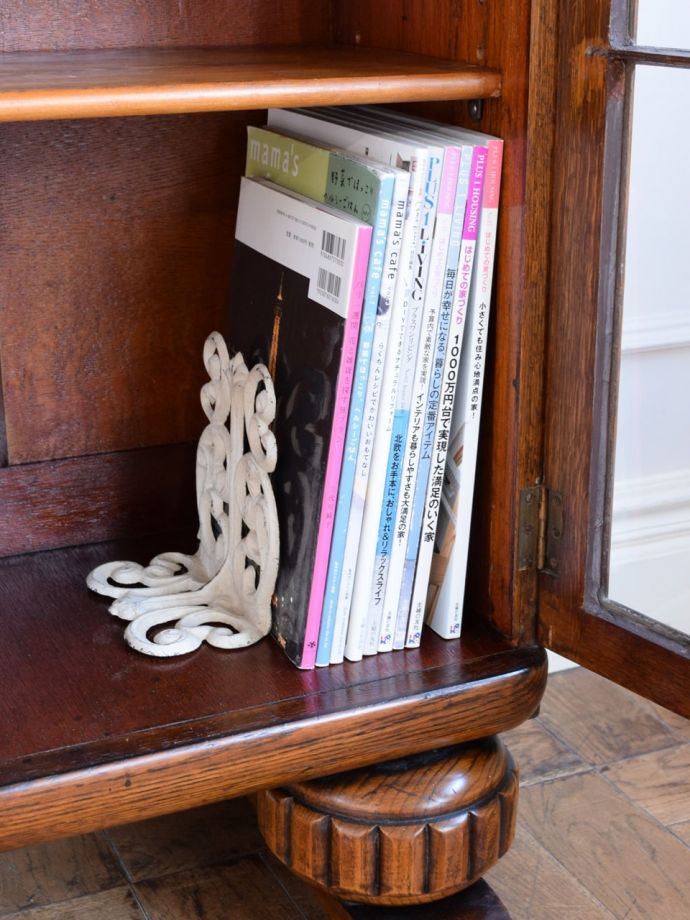 アンティークのキャビネット　アンティーク家具　ブックケース　しっかり収納できますA4サイズの雑誌までしっかり収納出来ちゃう優れもの。(j-2732-f)