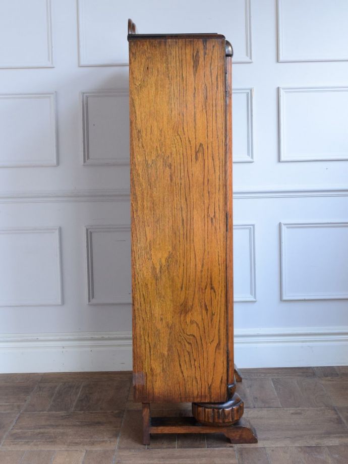 アンティークのキャビネット　アンティーク家具　ブックケース　横から見てもステキ横顔だって英国アンティークらしくカッコイイんです。(j-2732-f)