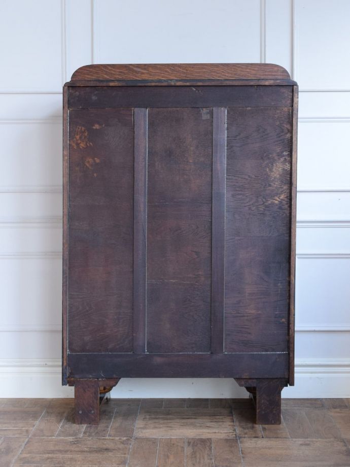 アンティークのキャビネット　アンティーク家具　ブックケース　後ろ姿もキレイですアンティークは新品ではないので、もちろん経年変化によるキズはありますが、専門の職人が修復したので後ろ姿にも自信があります。(j-2732-f)